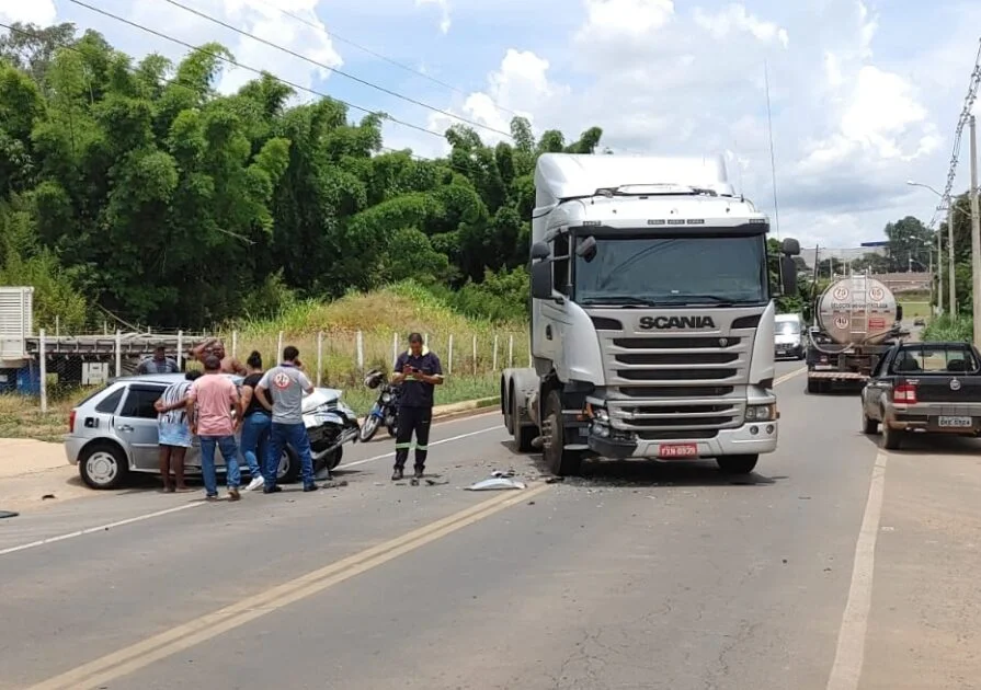 Acidente com cavalo de carreta na Perimetral. 2 Mulher fica ferida após colisão frontal com um cavalo de carreta na avenida Perimetral, em Rio Pardo - Portal Rio Pardo