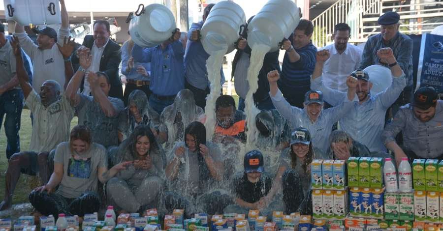Banho de leite ocorre em clima de festa e protesto