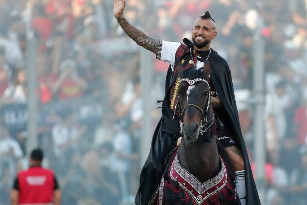 Vidal, ex-Athletico, é anunciado com cavalo e coroa no Colo-Colo