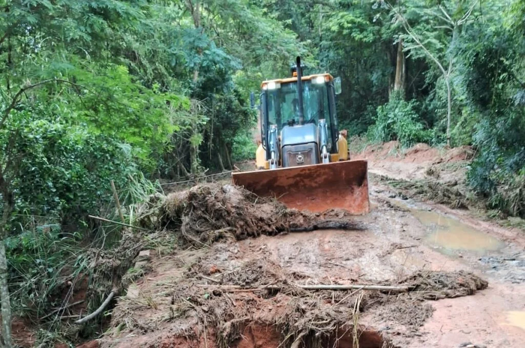 Equipe focada na recuperação da estrada 1 Prefeitura Municipal de Além Paraíba