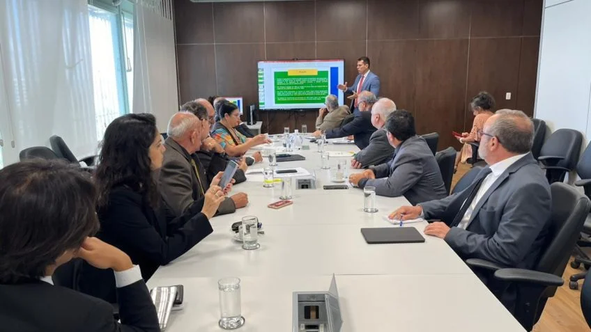 Governo propõe reajuste inesperado. 1 mesa de negociação entre auditores fiscais e governo