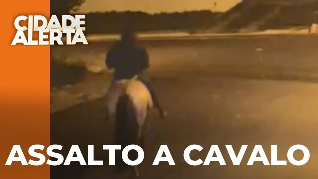 Câmeras flagram um homem, montado em cavalo, tentando arrombar uma casa