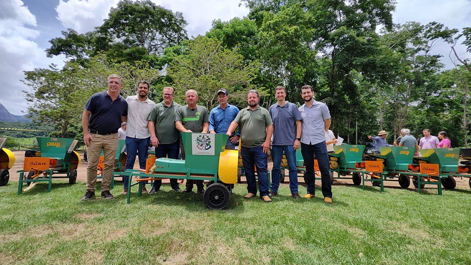 Governo entrega 16 máquinas para pecuaristas de 10 municípios