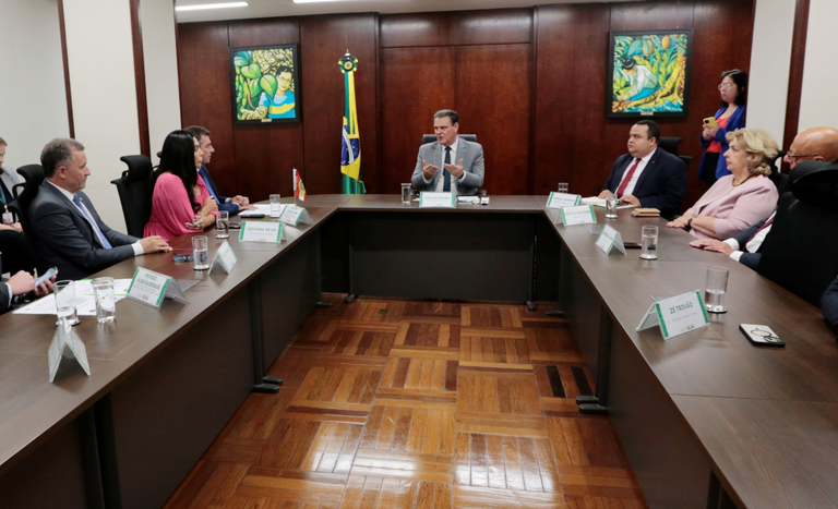 ministro favaro discute incentivo a maca em sc 1