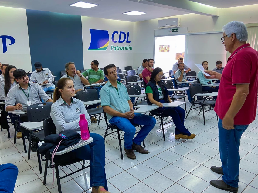 Palestra técnica sobre ensilagem com apoio da Slo e Basso Pancotte. 1 COM O APOIO DA SLO E BASSO PANCOTTE, COOPA REALIZOU PALESTRA TÉCNICA NA ÁREA DE ENSILAGEM PARA OS SEUS COLABORADORES E PARCEIROS