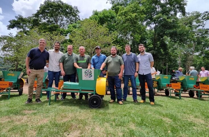 Produtores de vários municípios recebem ensacadoras de forragem