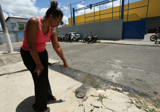 Vazamento de esgoto afeta rotina de moradores da Pecuária, em Campos
