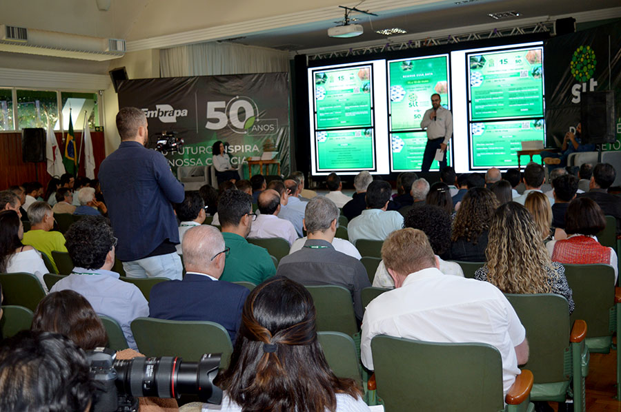 Abertura da 15ª SIT na Embrapa Milho e Sorgo conta com homenagens e apresentação de novas tecnologias