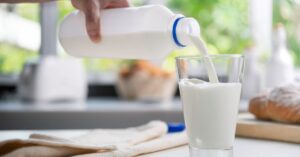 'bullying' contra o leite cresce no TikTok mas campanhas valorizam o produto