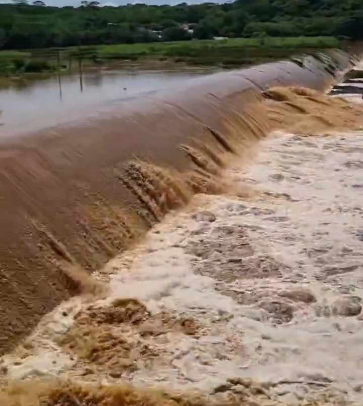 Barragem do Poço Grande, em Flores, transborda » Blog do Cauê Rodrigues