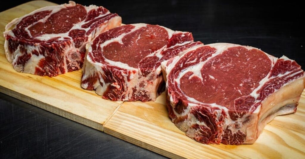 Você viu? Universidade brasileira pesquisa carne cultivada com textura de bife