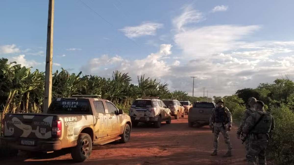 Fugitivos invadem galpão agrícola.