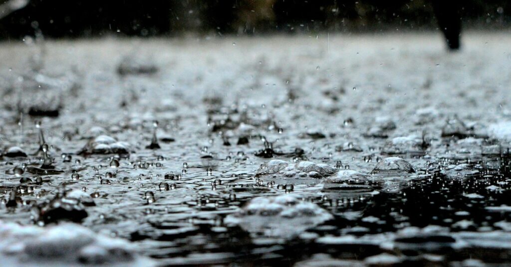 Frente fria avança com chuva forte no RS