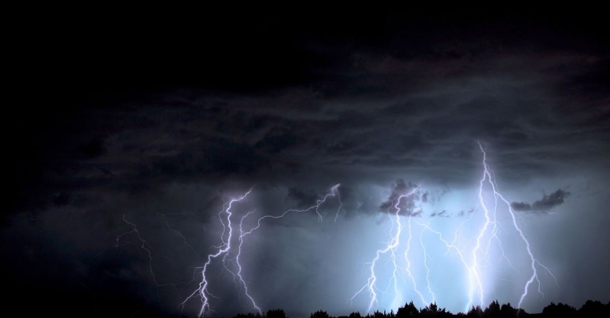 Alerta de clima tempestuoso em pastos no Brasil