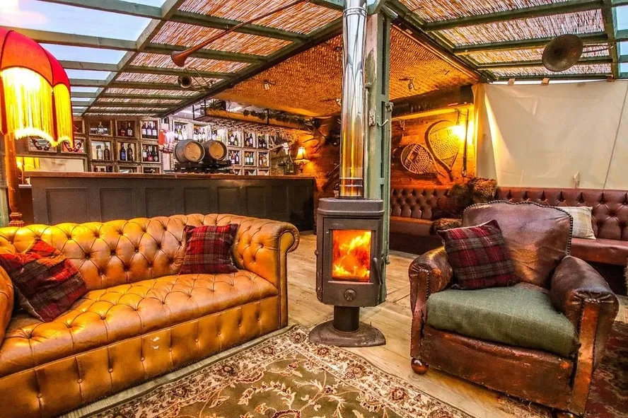 De trailer a bar sobre rodas: a incrível transformação britânica 13 Britânico transforma antigo trailer para transporte de cavalos em um bar sobre rodas