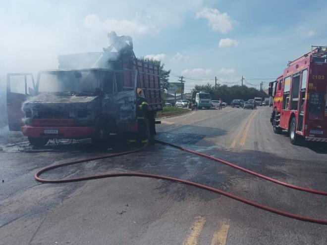 Caminhão pega fogo na BR-458 em Santana do Paraíso