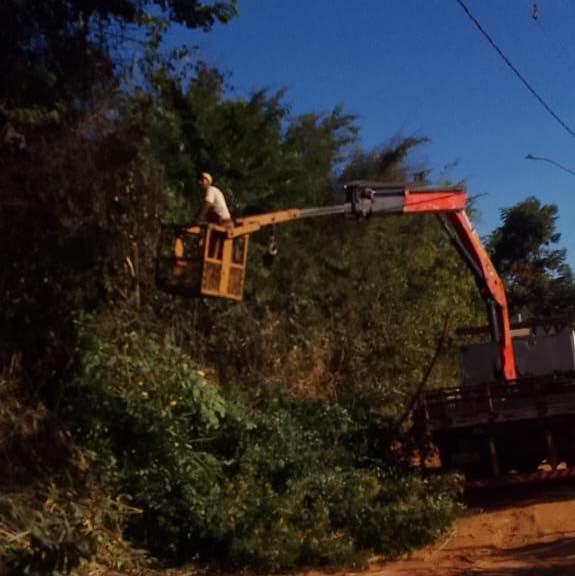 Prefeitura de Capim Branco realiza poda de árvores