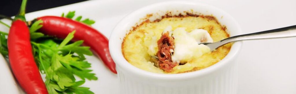 Como fazer carne seca com purê de macaxeira e queijo coalho | Receitas