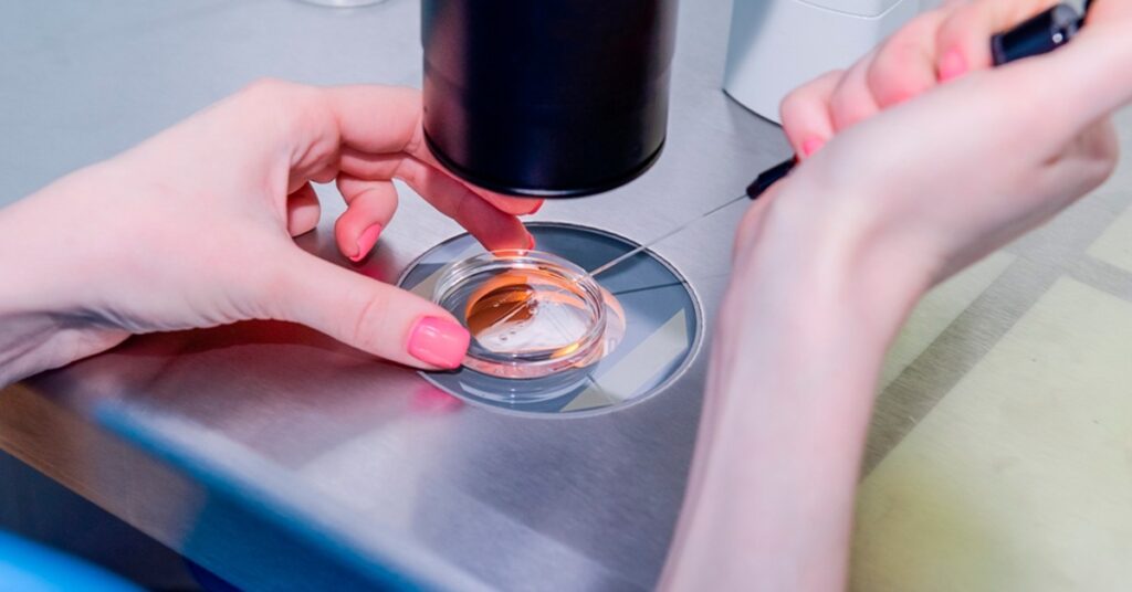 Mulher engravida de amante morto por inseminação artificial e processa esposa dele