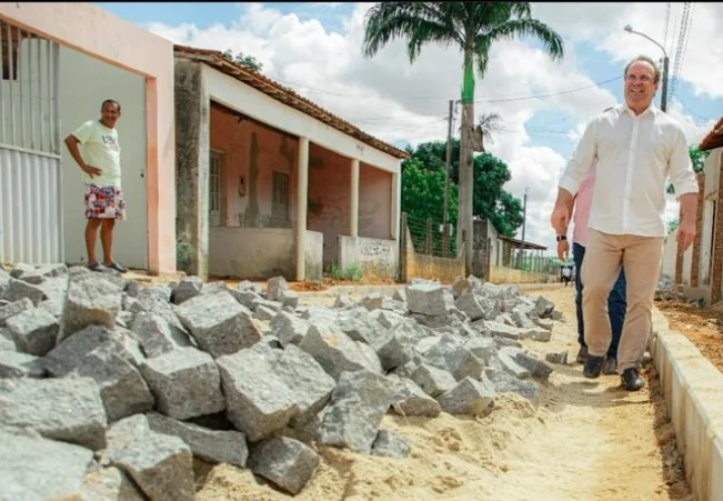 Pavimentação de ruas nas Vilas de Arapiraca: confira os benefícios! 8 Prefeitura de Arapiraca beneficia moradores das vilas São Francisco, Capim e Canaã com pavimentação de ruas
