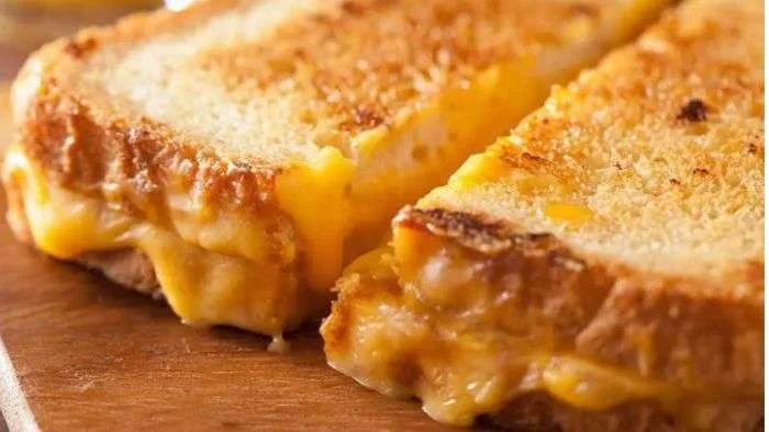 Sanduíche de queijo quente com um toque especial de orégano 3 Queijo quente com orégano é um sanduíche fácil e delicioso