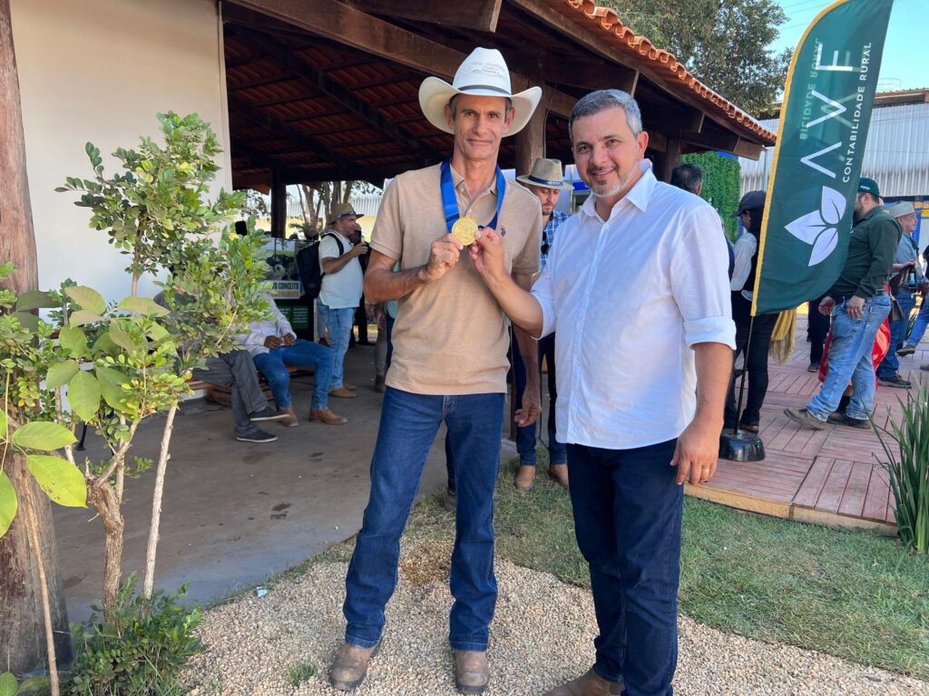 Wiston Gomes ao lado do seu homenageado, Luciano Andrade Gouveia Vilela