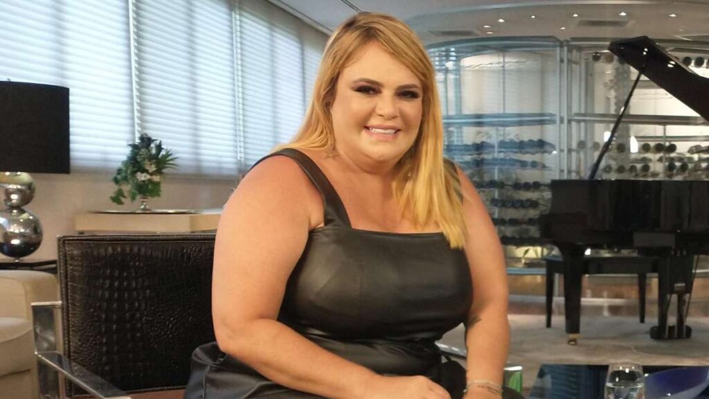 Ex-Fazenda Valentina Francavilla aposta em look coladinho e choca a web: 'Emagreceu muito'