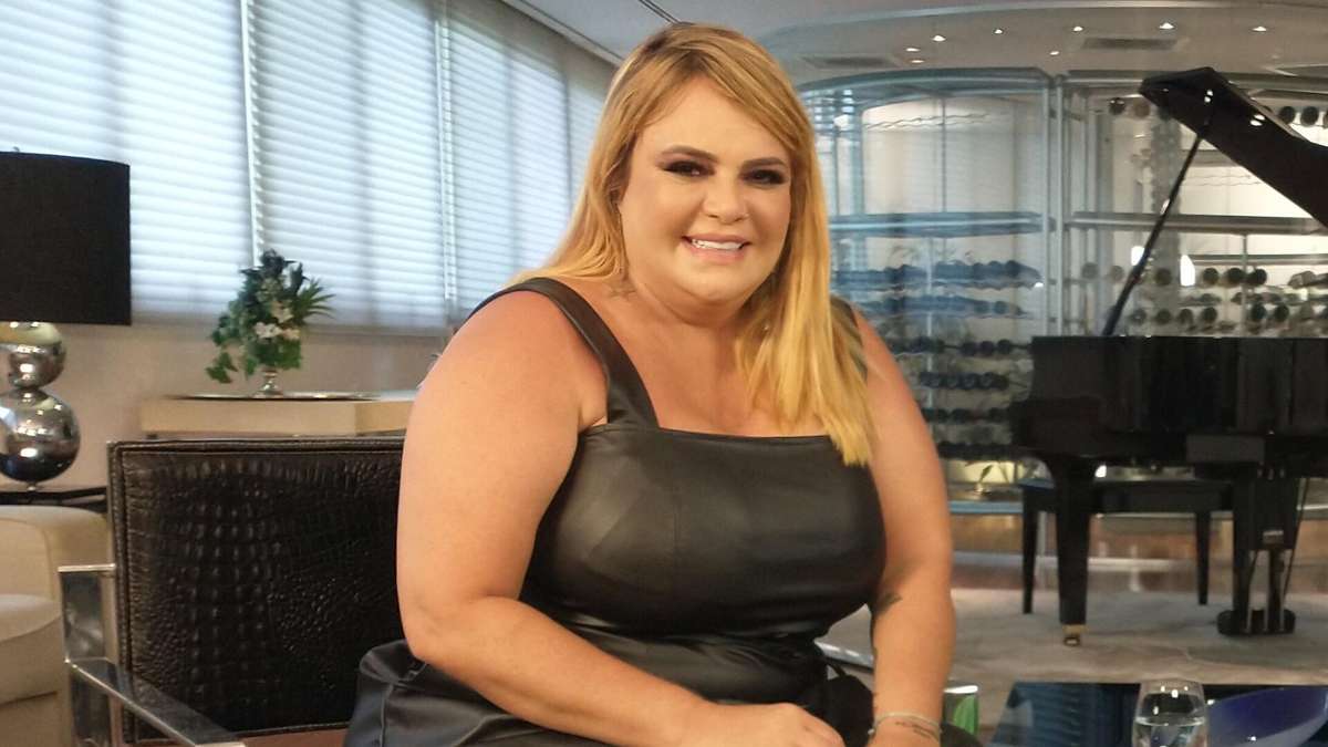 Valentina Francavilla surpreende com novo visual e causa polêmica na web