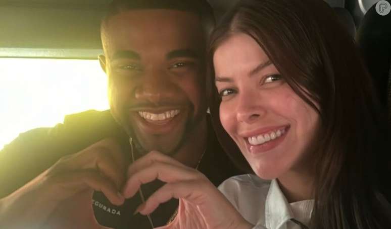 Jaquelline Grohalski e Davi Brito fizeram coração com as mãos e atiçaram internautas com rumores de namoro.