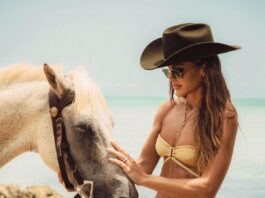 Camila Coelho posa com cavalo em cenário paradisíaco em Miami | Celebridades