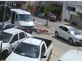 Motociclista é atropelada em alta velocidade no centro de Capim Grosso; condutor foge sem prestar socorro