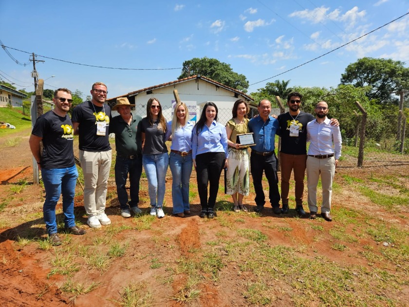 Phibro presenteia Unesp Botucatu com cerejeiras