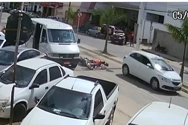 Fatalidade no centro de Capim Grosso: motociclista atropelada e condutor foge