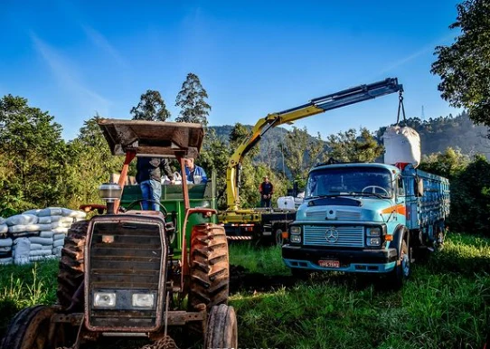 Imigrante surpreende ao fazer generosas doações 13 Imigrante realiza doações aos produtres
