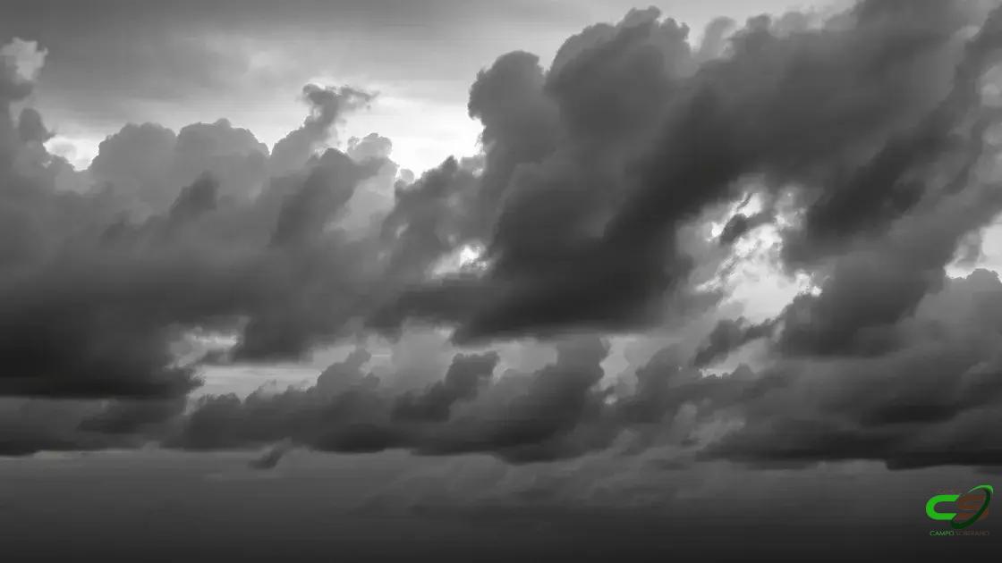 Frente fria traz até 160 mm de chuva e avança sobre o país: estados na rota