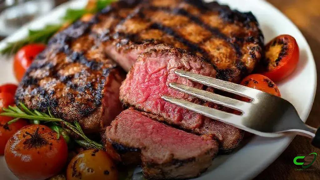 Carne vermelha: essencial para mulheres acima de 40, afirma nutricionista
