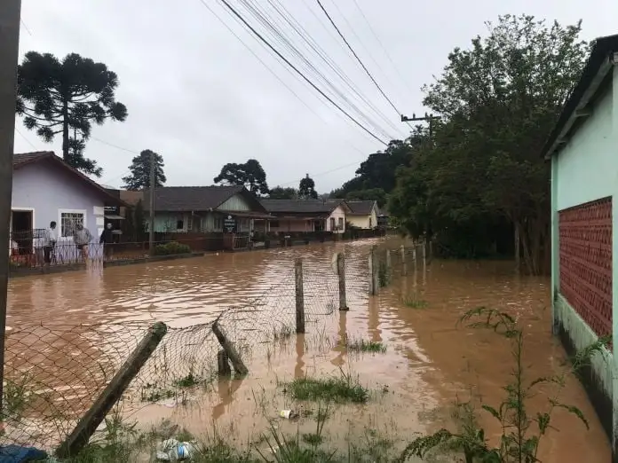 Quais foram os estragos causados pelas chuvas em Santa Catarina